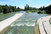 renaturiert: der Isarabschnitt zwischen der Wehranlage Grosshesselohe und dem Deutschen Museum (©Foto: Ingrid Grossmann)
